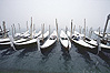 Gondoles sous la neige. Venice Gondolas under a snow storm (62 ko)
